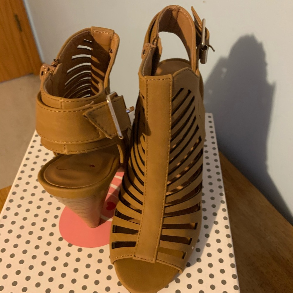 Women cut out cages buckle slug chunky shoes. - Picture 4 of 5